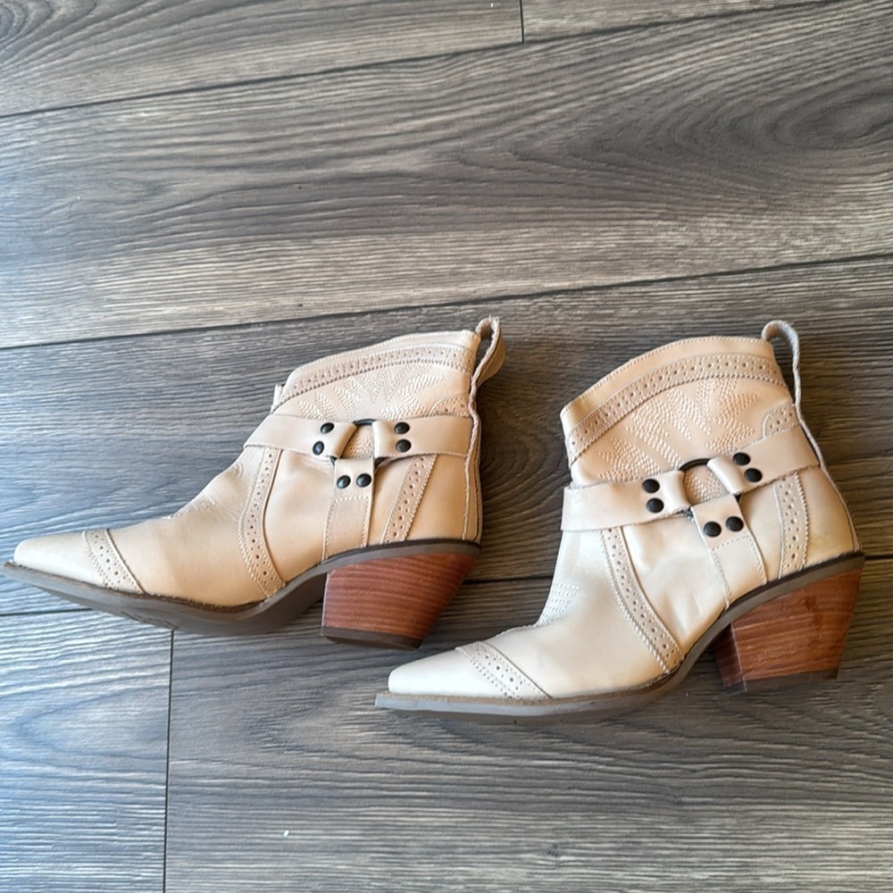 DINGO GUMMY BEAR LEATHER SAND SUEDE BOOTIE STYLE size 9.5W brand new beige - Picture 4 of 16